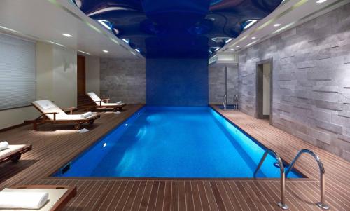 伊斯坦布尔佩拉宫酒店的游泳池,位于酒店客房内