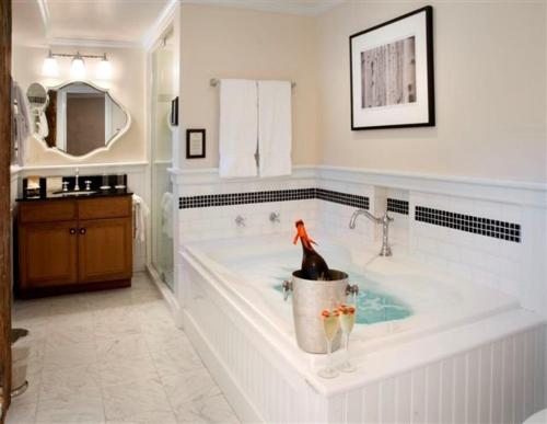 多塞特赛特住宿加早餐旅馆的一间带雕像浴缸的浴室