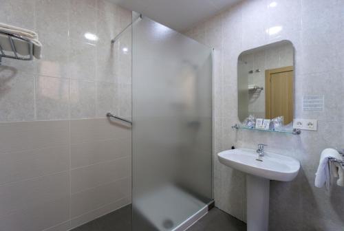 马拉加苏马拉加酒店的带淋浴、盥洗盆和镜子的浴室