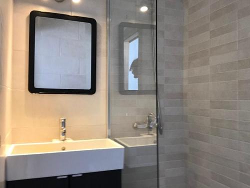 查德尔帕罗奥Sunny Studio Lanzarote的一间带水槽和玻璃淋浴的浴室
