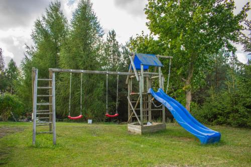LipnicaAgroturystyka na Kaszubach的一个带蓝色滑梯和梯子的游乐场