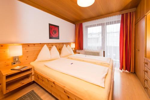 滨湖采尔Gästehaus Haffner的一间卧室设有一张床和一个窗口