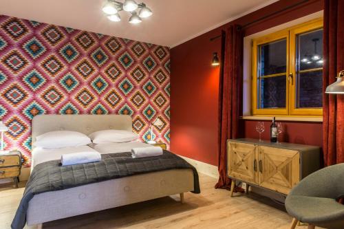格利查尔udanypobyt Dom Hillside的一间卧室设有一张床和红色的墙壁