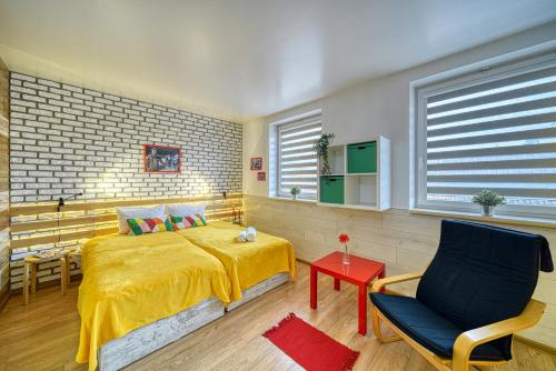 旧扎戈拉Fox Rooms Aparthotel的一间卧室配有黄色的床和椅子