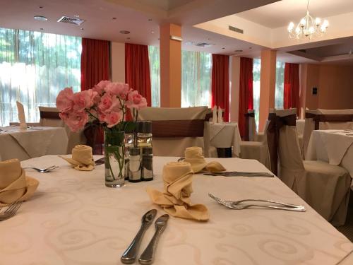 卡瓦尔纳Hotel & SPA Otdih的一张桌子上放着一团粉红色的花
