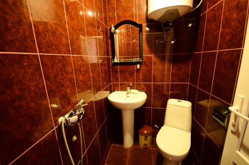 巴统Hotel Peria的一间带卫生间和水槽的浴室