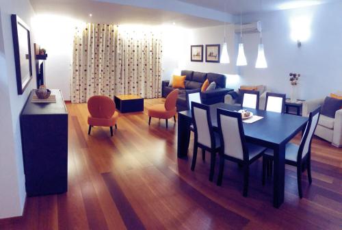 卢斯Luxury Apartment in Praia da Luz的客厅配有桌椅和沙发