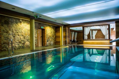 普热赫莱沃Hotel Aubrecht Country Spa Resort的一座石墙房子内的游泳池