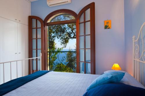 康加德马里尼Casa Marea的一间卧室设有一张床和一个大窗户