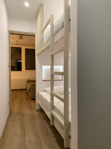 阿拉纽埃Studio des Cintes Blanques的一间卧室配有两张双层床。