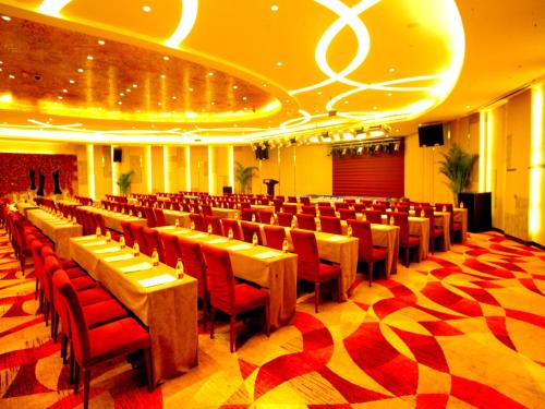 天津天津新桃园酒店的一个带桌椅的大型宴会厅