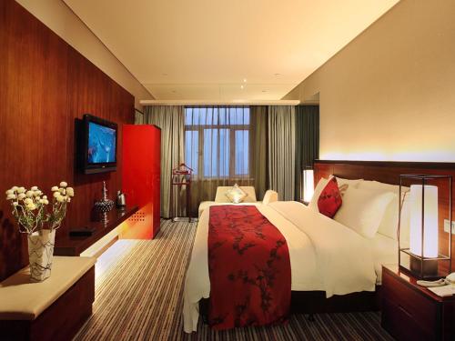 天津天津新桃园酒店的酒店客房设有一张大床和一台电视。