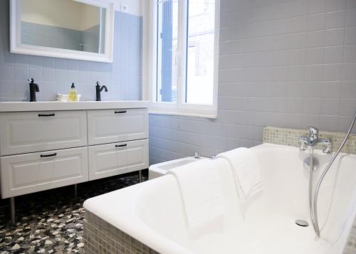 埃特勒塔La Famiglia的浴室配有白色浴缸和水槽