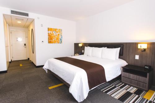 温德姆利马机场太阳海岸酒店客房内的一张或多张床位