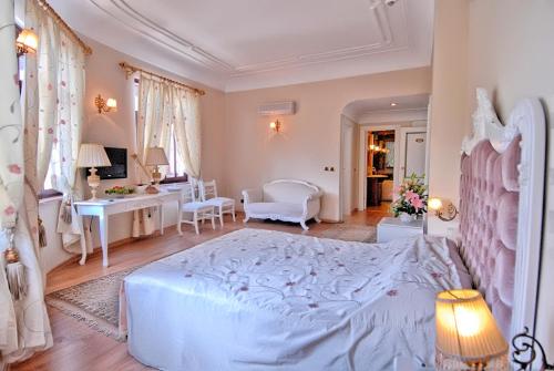 安塔利亚Aspen Hotel Kaleiçi的卧室配有白色的床和书桌
