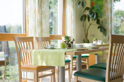 奥博达策斯特滕潘森霍夫曼旅店的餐桌、椅子、桌子和桌布