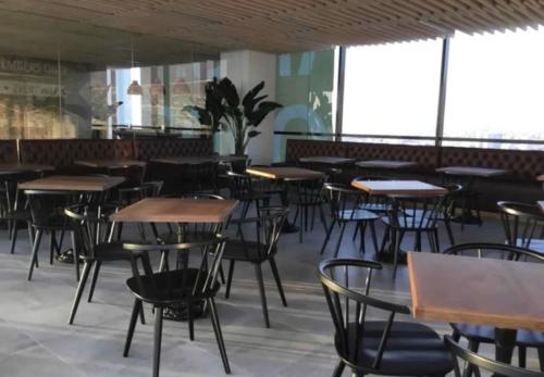 安托法加斯塔Costado Mall的空的饭厅,配有桌椅