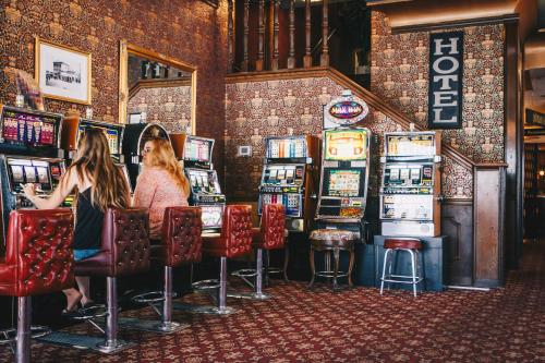 托诺帕米兹帕酒店的两个女人坐在赌场的老虎机上