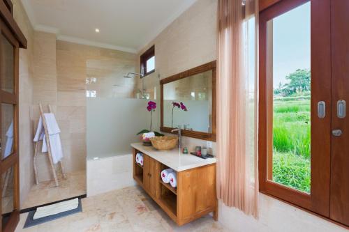 乌布Champaca Luxury Villas Ubud的一间带水槽和镜子的浴室