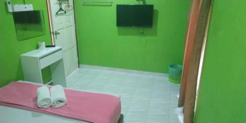 瓜拉勿述伊兹村庄酒店的绿色浴室设有粉红色的长凳和水槽