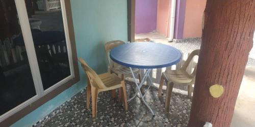 瓜拉勿述伊兹村庄酒店的靠窗边的蓝色桌子和椅子