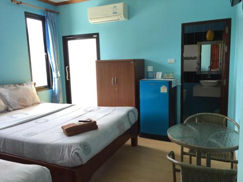 沙美岛Baan Mulan的一间卧室配有一张床、一张桌子和一个水槽