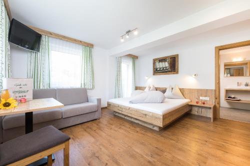 施图拜河谷新施蒂夫特Hieserhof的客厅配有床和沙发