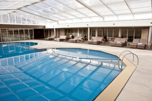 东弗利兰希杜于西道酒店的一座带椅子的大型游泳池