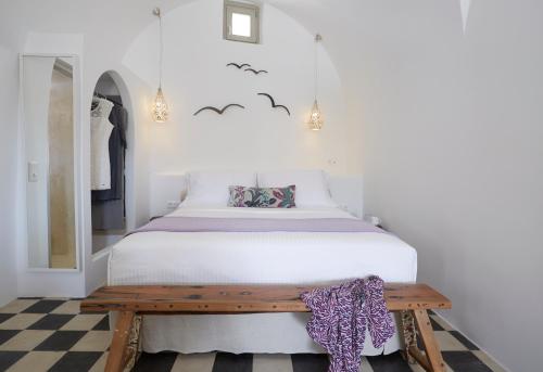 梅萨雷亚ANTELMI HOUSES的一间卧室配有一张床和一张木凳
