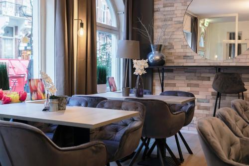 阿姆斯特丹昆汀英格兰酒店的配有桌椅和镜子的客房