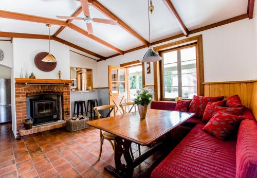 SpringtonGrand Cru Estate Homestead的客厅配有红色的沙发和桌子