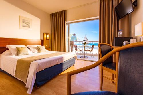 勒格罗-迪鲁瓦斯普兰迪德加玛格餐厅酒店的酒店客房设有一张床,享有海景。