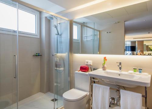 巴塞罗那公园酒店的浴室配有卫生间、盥洗盆和淋浴。