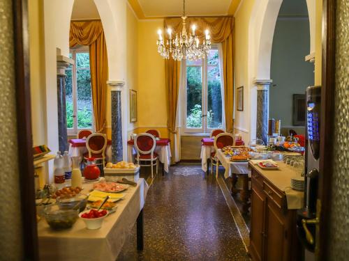 拉帕洛戴勒玫瑰别墅酒店的一间带桌椅和吊灯的用餐室