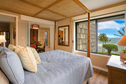 普林斯维尔SeaLodge的一间卧室设有一张床,享有海景
