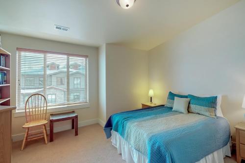 帕克城Bear Hollow Beauty的卧室配有床、椅子和窗户。