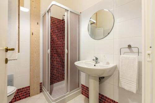 TorrenovaAgricampeggio Alessandra的一间带水槽、淋浴和镜子的浴室