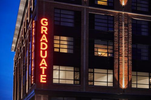 布卢明顿Graduate Bloomington的建筑的侧面有 ⁇ 虹灯标志
