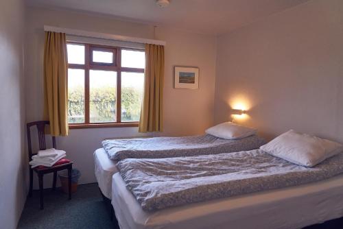 瓦玛里德Solvanes Farmholidays的酒店客房设有两张床和窗户。