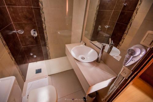 楚伊Hotel Internacional的一间带水槽、淋浴和卫生间的浴室