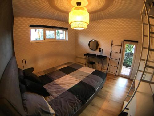 多博沃Apartma Vita的一间卧室配有一张床、一张桌子和一盏灯