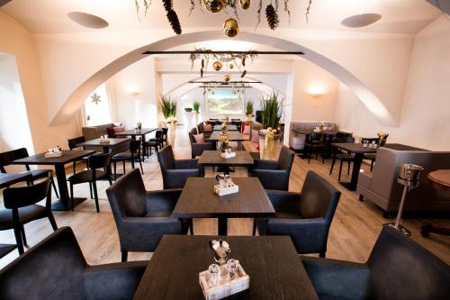 阿诺尔德施泰因Wallner - Hotel & Wirt的一间带桌椅和吊灯的餐厅