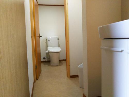 TakaiKamitakai-gun - House / Vacation STAY 12362的一间带卫生间和门的小浴室
