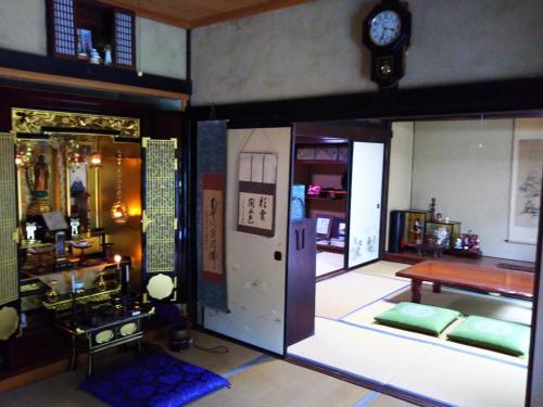 TakaiKamitakai-gun - House / Vacation STAY 12362的墙上有桌子和时钟的房间