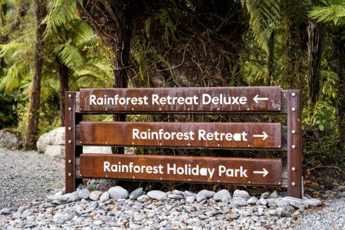弗朗兹约瑟夫热带雨林度假酒店的雨林退缩和雨林栖息地公园的标志
