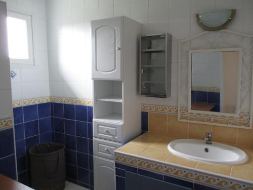 滨海苏拉克Logement Soulac sur mer的一间带水槽和镜子的浴室