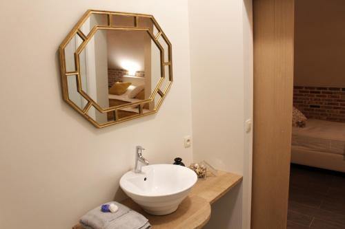 兹瓦尔姆Casa della Nonna的浴室设有水槽和墙上的镜子