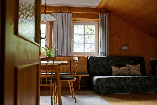 LeisachKlausmoarhof的客厅配有沙发和桌子