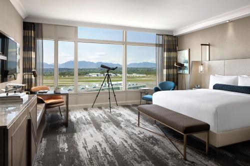 里士满Fairmont Gold at Fairmont Vancouver Airport的酒店客房,配有床和摄像头