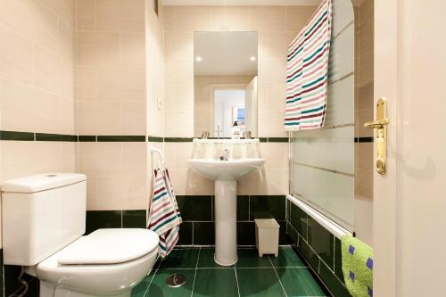 马德里Ribera的一间带卫生间和水槽的浴室